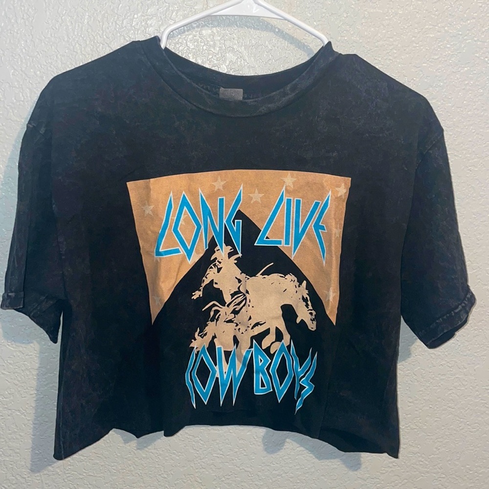 This is a new, just got in a couple of days ago shirt. It is cropped